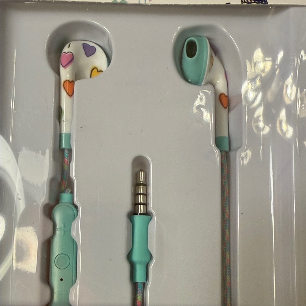 Roller Rabbit Mint Wired Earbuds with Multicolor Heart Print - Picture 3 of 5